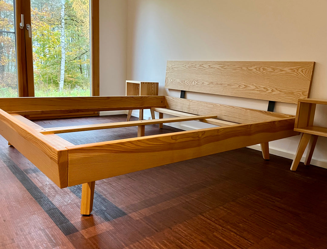 Bett aus Eschenholz