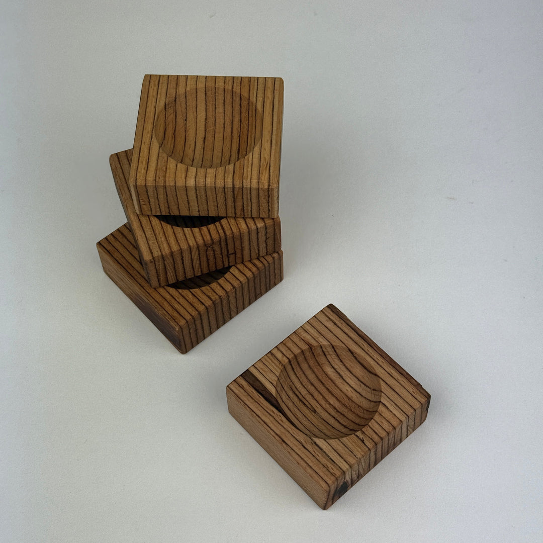 Eierbecher aus Holzaus Dreischichtplatte recycelt.