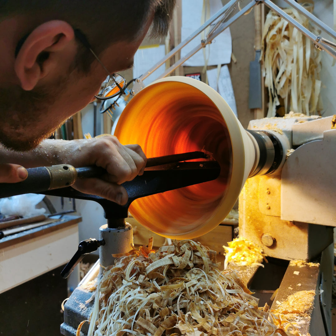 Handwerk beim drechseln einer Holzlampen von MAXLUZI
