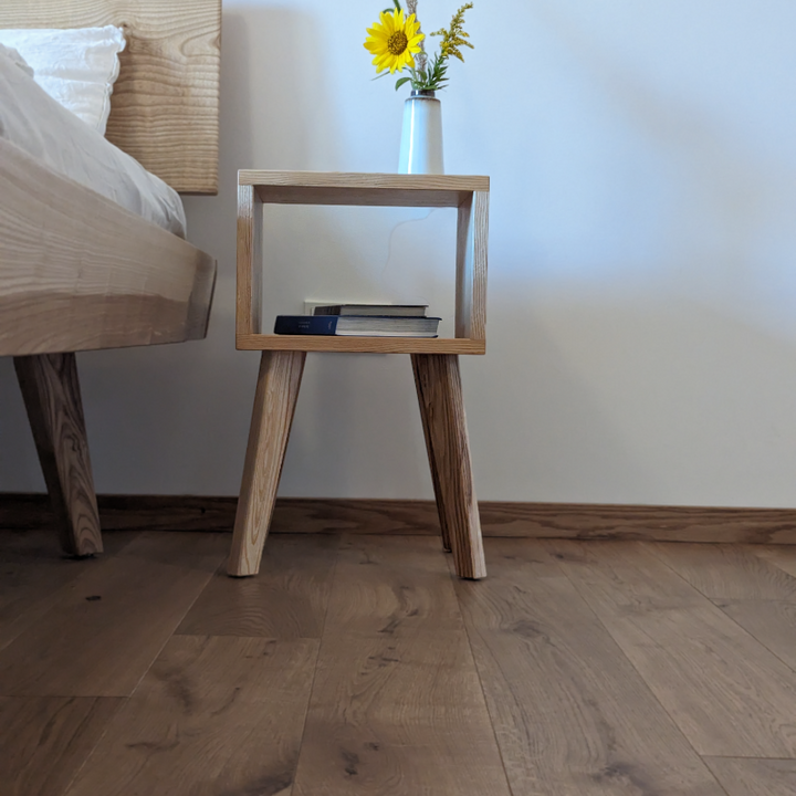 Holznachttisch neben vollholzbett, von Hand gefertigt.