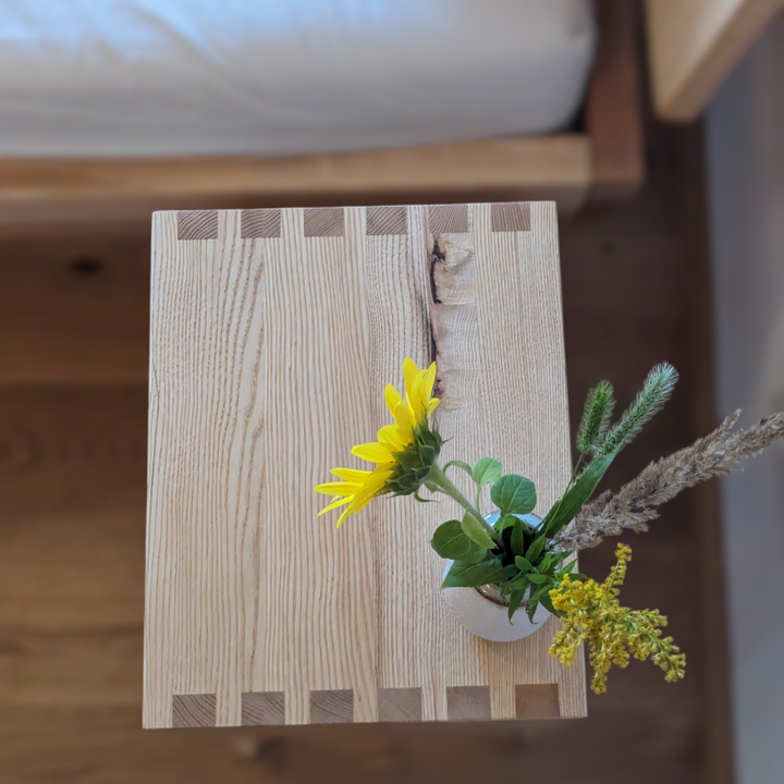 Nachttisch aus holz von oben, mit verzinkung.
