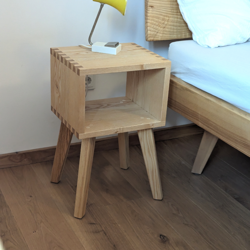 Eschenholz Nachtittischchen mit Lampe