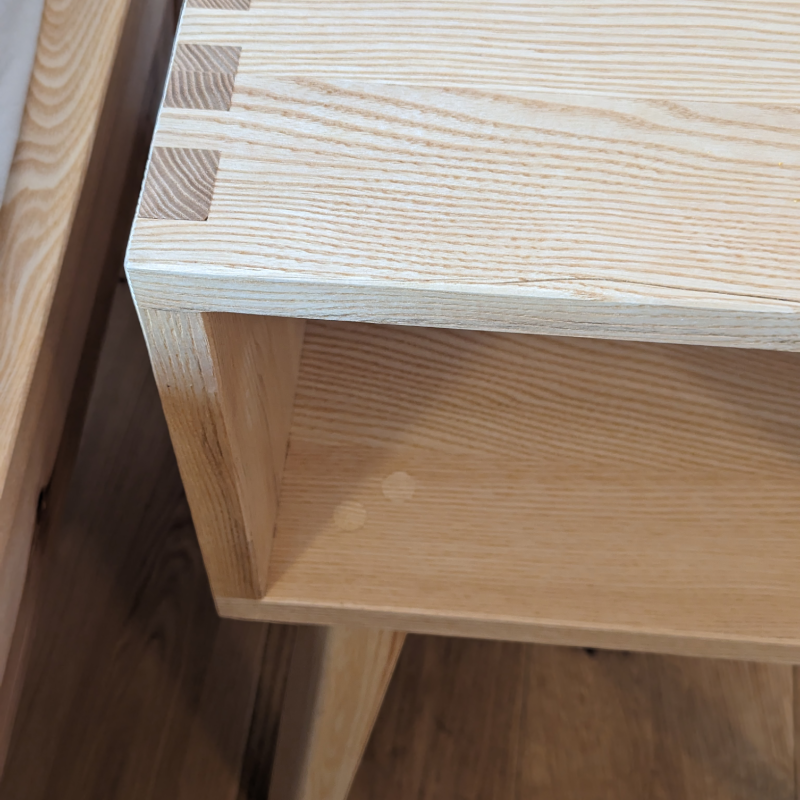 Detail von Nachttisch aus Regionalem Eschenholz.