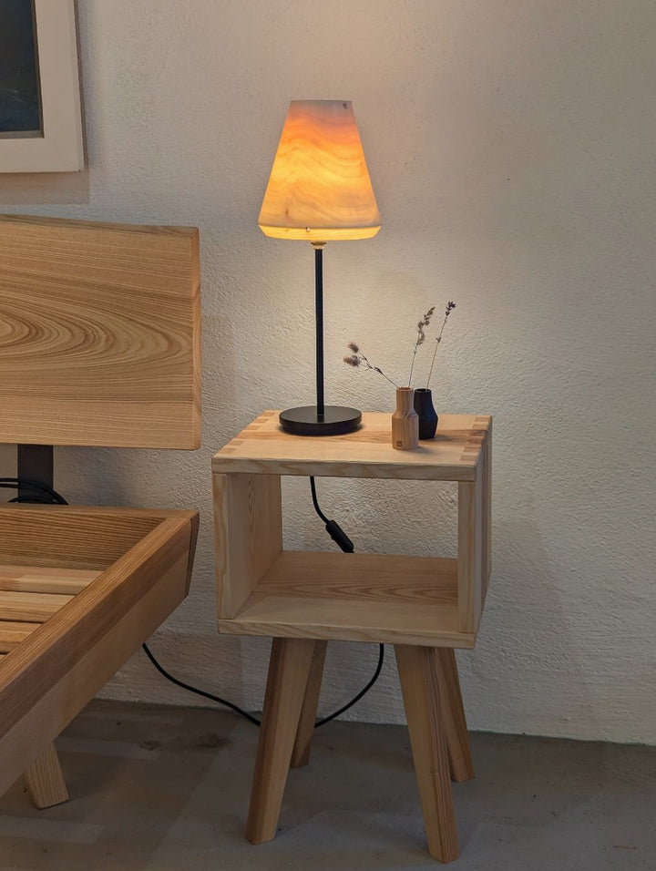 Holzlampe als Nachttischlampe neben einem Eschenholz Bett von Maxluzi