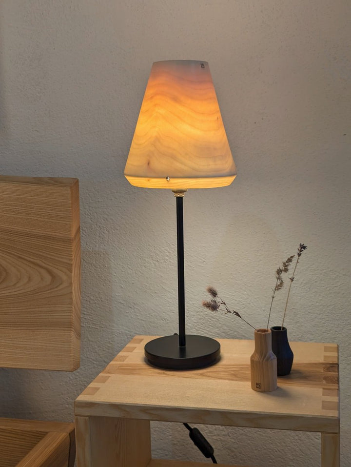 Holzschirm auf Stehlampe, durchscheinend, hauchdünn gedrechselt.
