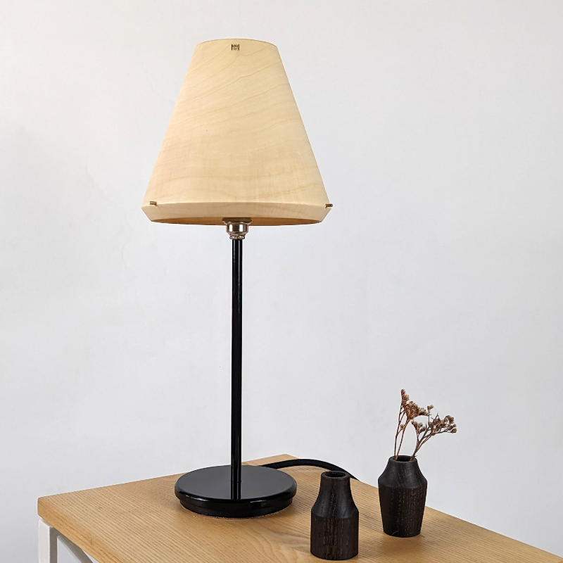 Holzlampe als auf Nachttisch