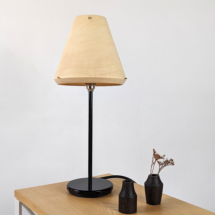 Holzlampe als auf Nachttisch
