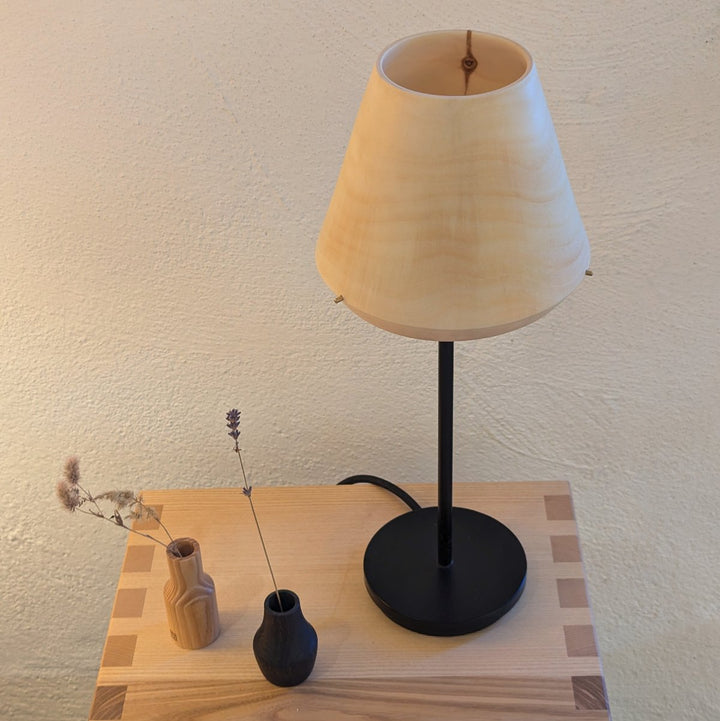holzstehlampe mit gedrechseltem Schirm.