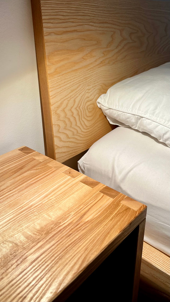 Bett aus Eschenholz