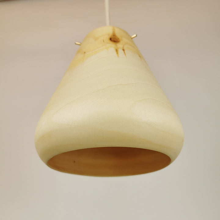 Holzhängelampe von unten mit Messingaufnahme.