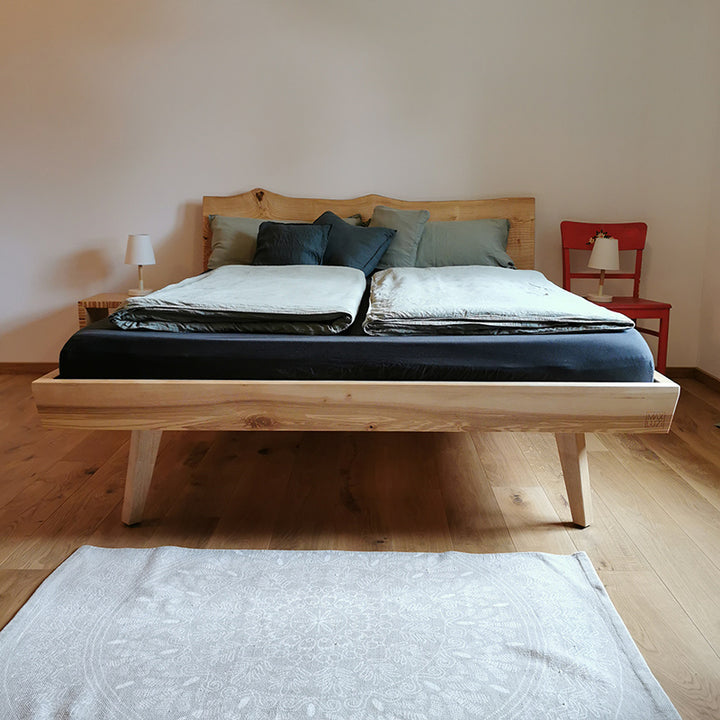 Bett aus Eschenholz