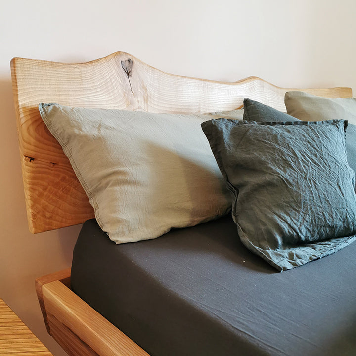 Bett aus Eschenholz