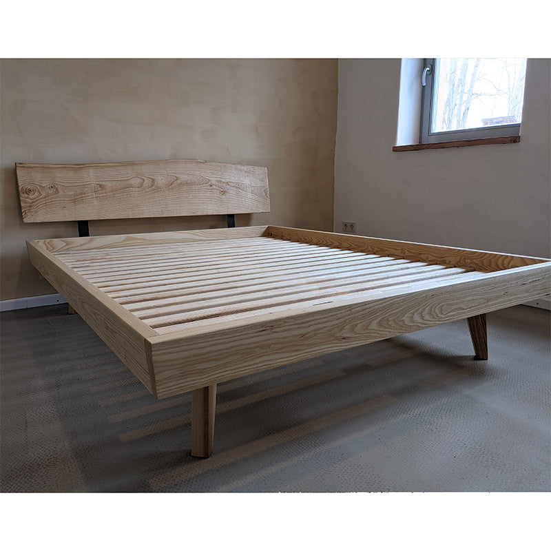 Bett aus Eschenholz