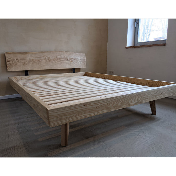 Bett aus Eschenholz