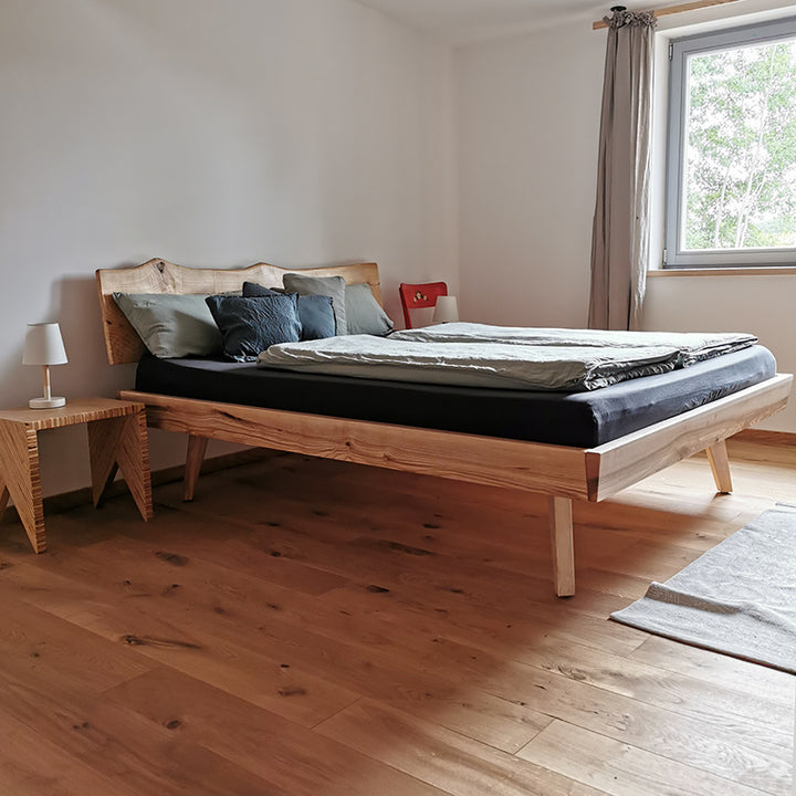 Bett aus Eschenholz