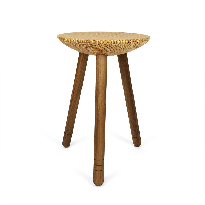 Dreibeinhocker mit Nussbaumbeinen.