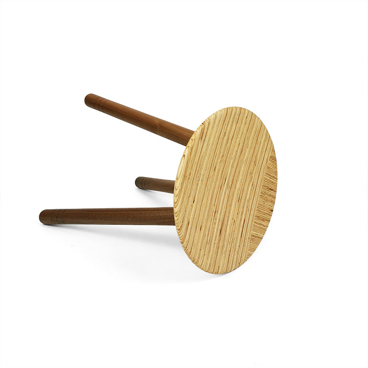 gedrechselter Hocker mit Nussbaumbeinen, Liegend.
