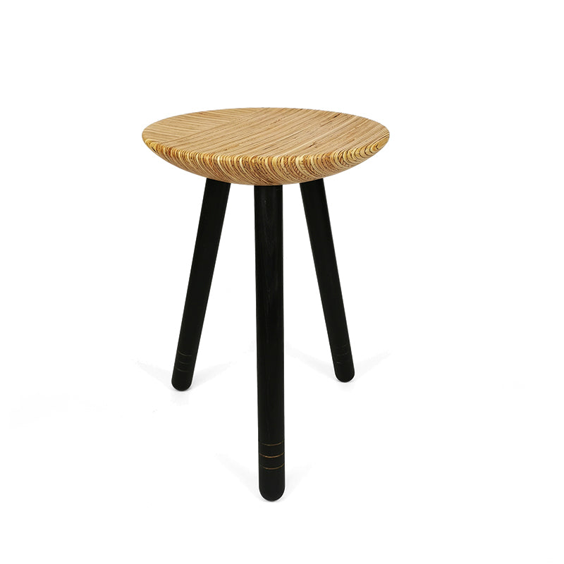 Gedrechsleter Dreibeinhocker mit schwarzen Beinen.