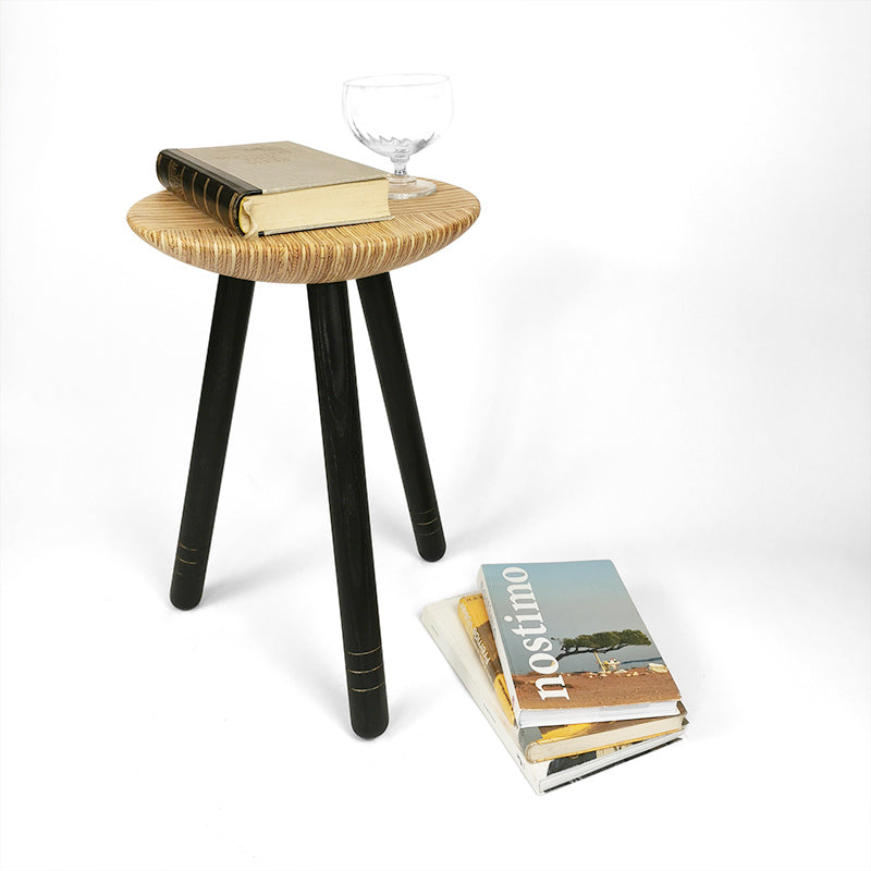dreibeinhocker aus Holz mit Buch und Glas