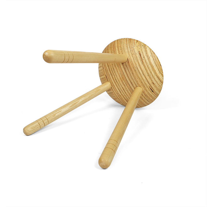 Gedrechselter Hocker mit Eschenbeinen, liegend