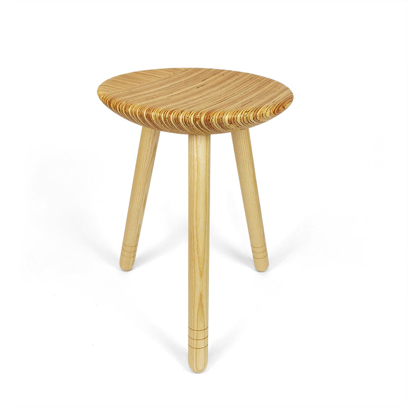 Gedrechselter Hocker mit Eschenbeinen