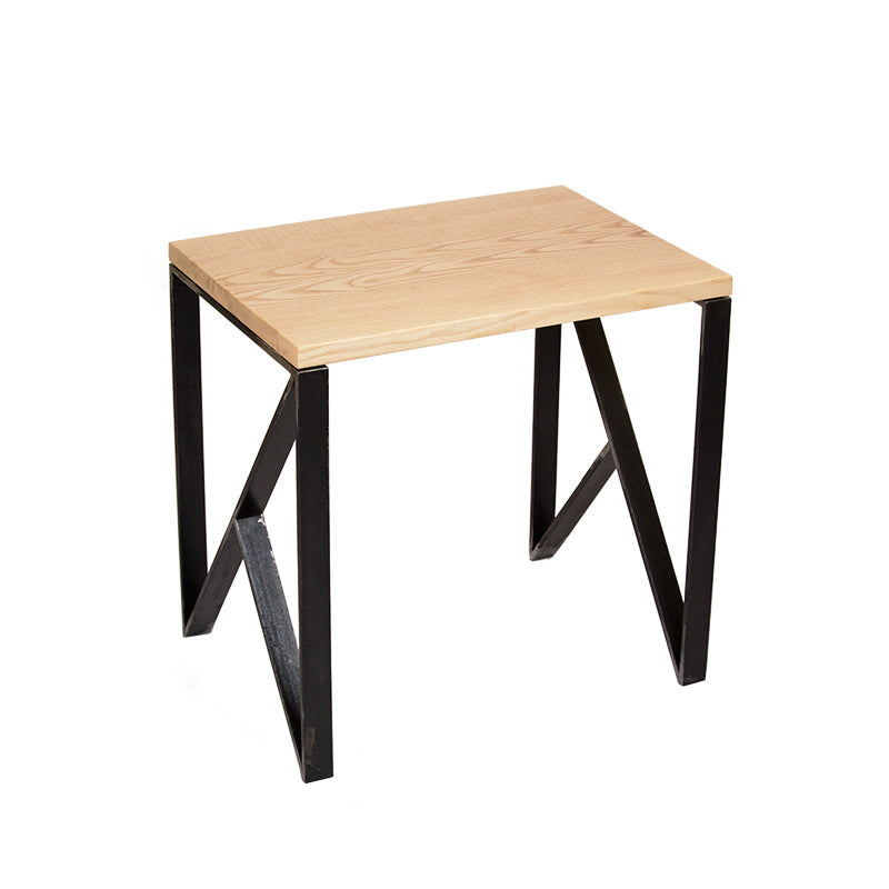 Hocker aus Stahl mit Holzsitzfläche