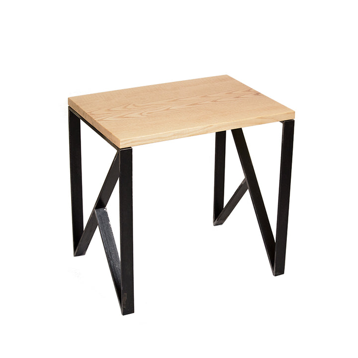Hocker aus Stahl mit Holzsitzfläche
