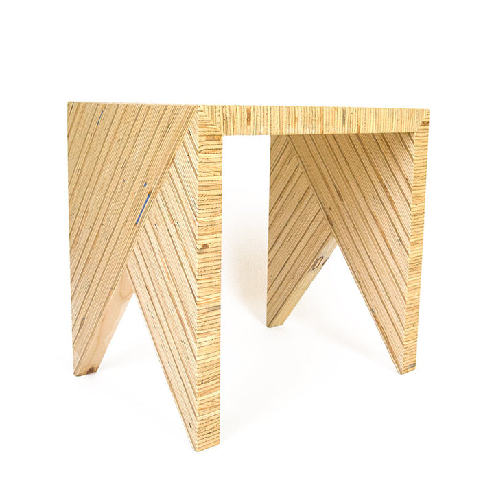 Ein Hocker aus Holz aus Bauholzplatte, recycelt