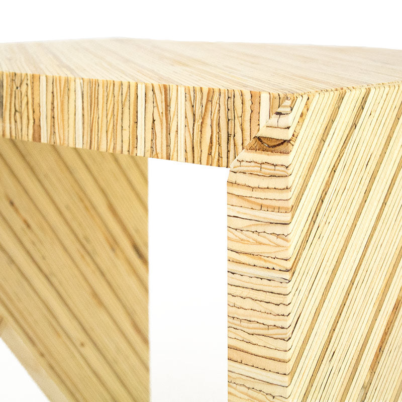 Detail von einem Hocker aus Bauholplatte