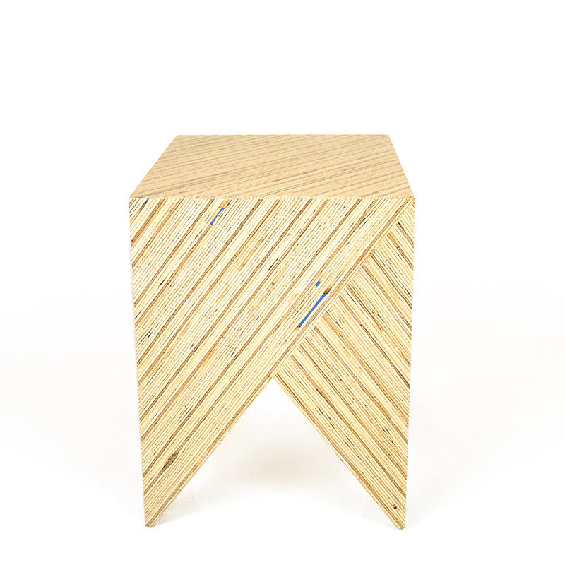 Ein Hocker von Vorne mit Streifen