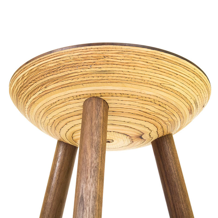 Detailfoto von einem Dreibein Hocker, gedrechselt
