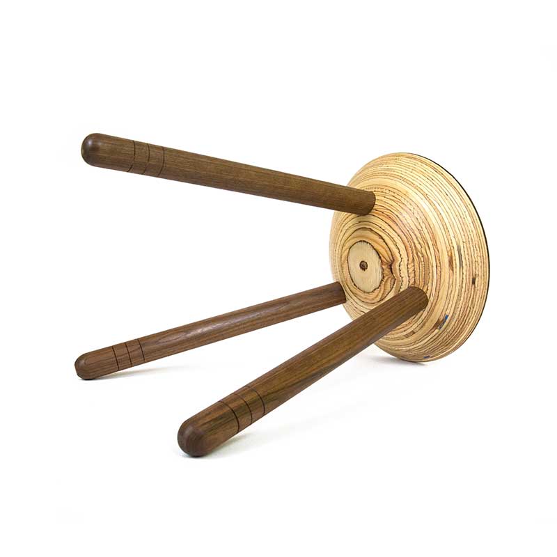 liegender Hocker aus Holz mit Nussbaumbeinen