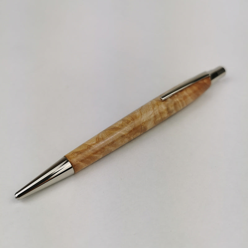 Holzstift, gedrechslet aus Eschenholz.