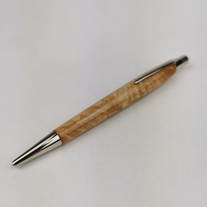 Holzstift, gedrechslet aus Eschenholz.