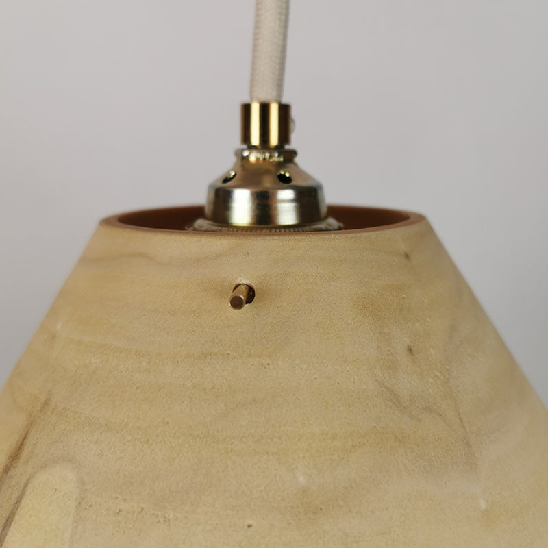 Fassung aus Messing an einer Holzlampe