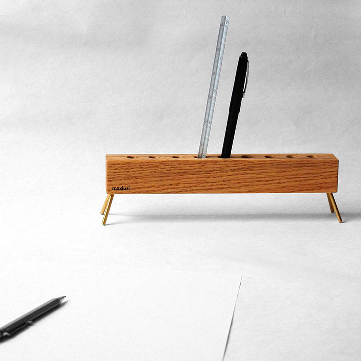 Stiftehalter mit Stifen und einem Blatt Papier