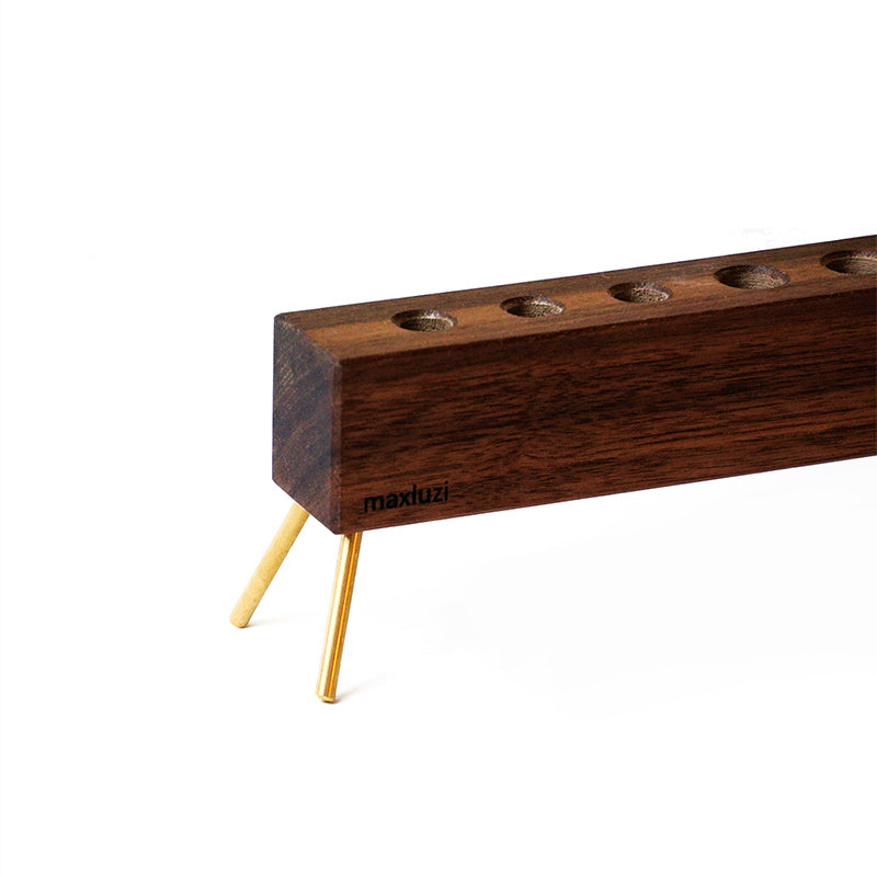 Detail vom Stiftehalter aus Holz mit Messingfüßen