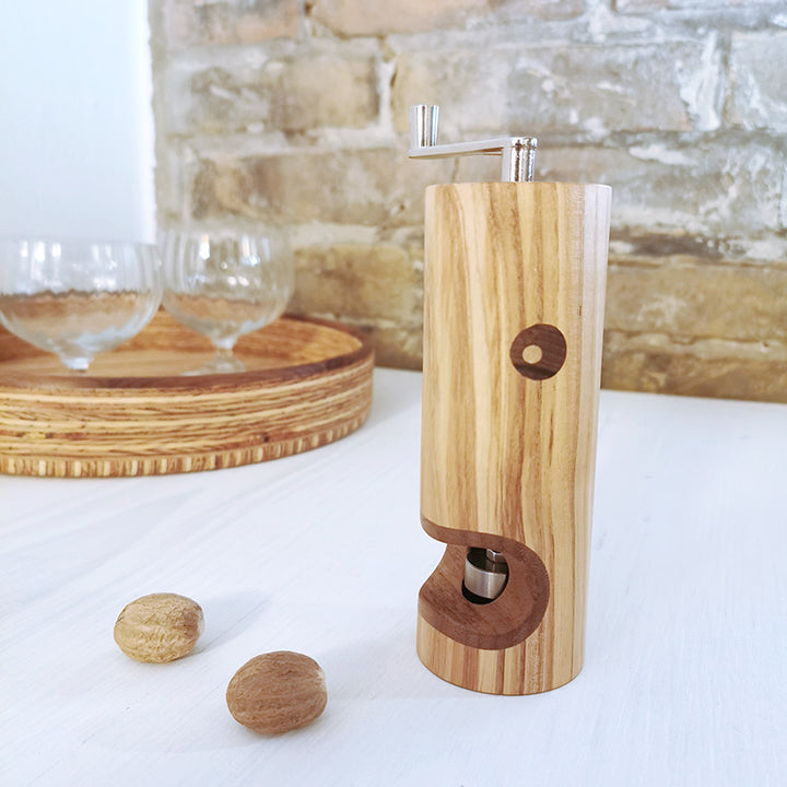 Muskatmühle mit Tablett im Hintergrund